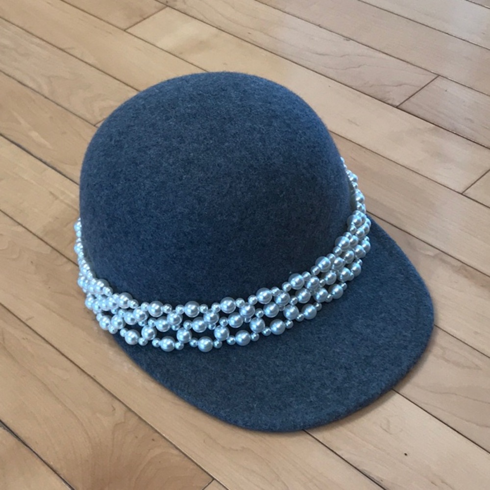 NWOT “bits and pieces to go” gray wool hat with pearl trim